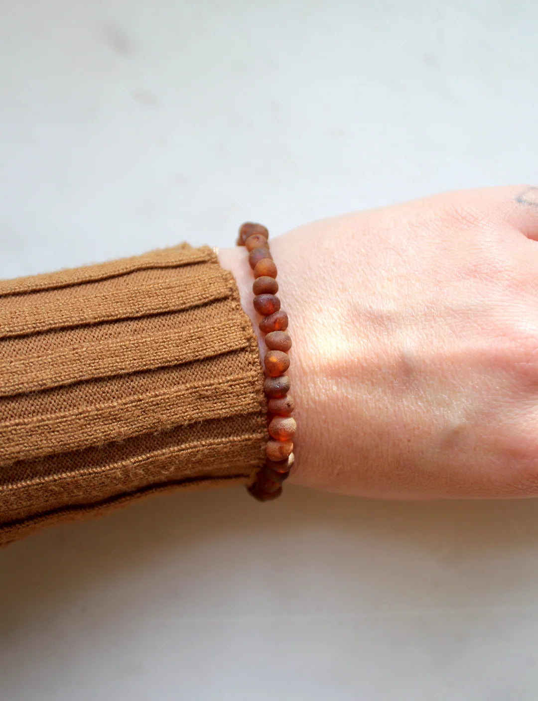 Raw Caramel Bracelet – Bracelet femme en ambre brut caramel – Nirrimis
