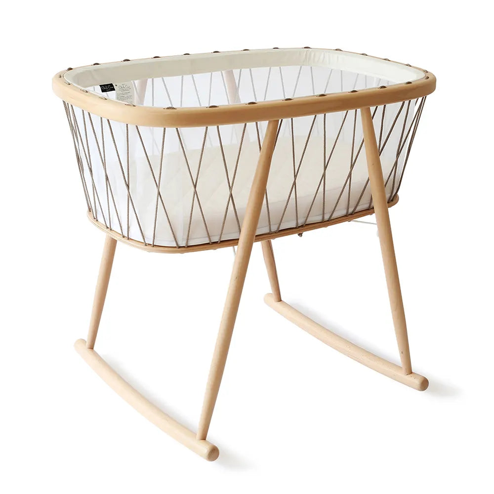 KUMI Wooden Cradle - Schommelend Houten Wiegje - Charlie Crane - productfoto - afbeelding 3
