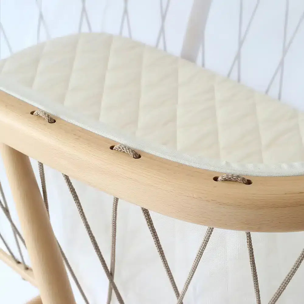 KUMI Wooden Cradle - Schommelend Houten Wiegje - Charlie Crane - productfoto - afbeelding 4