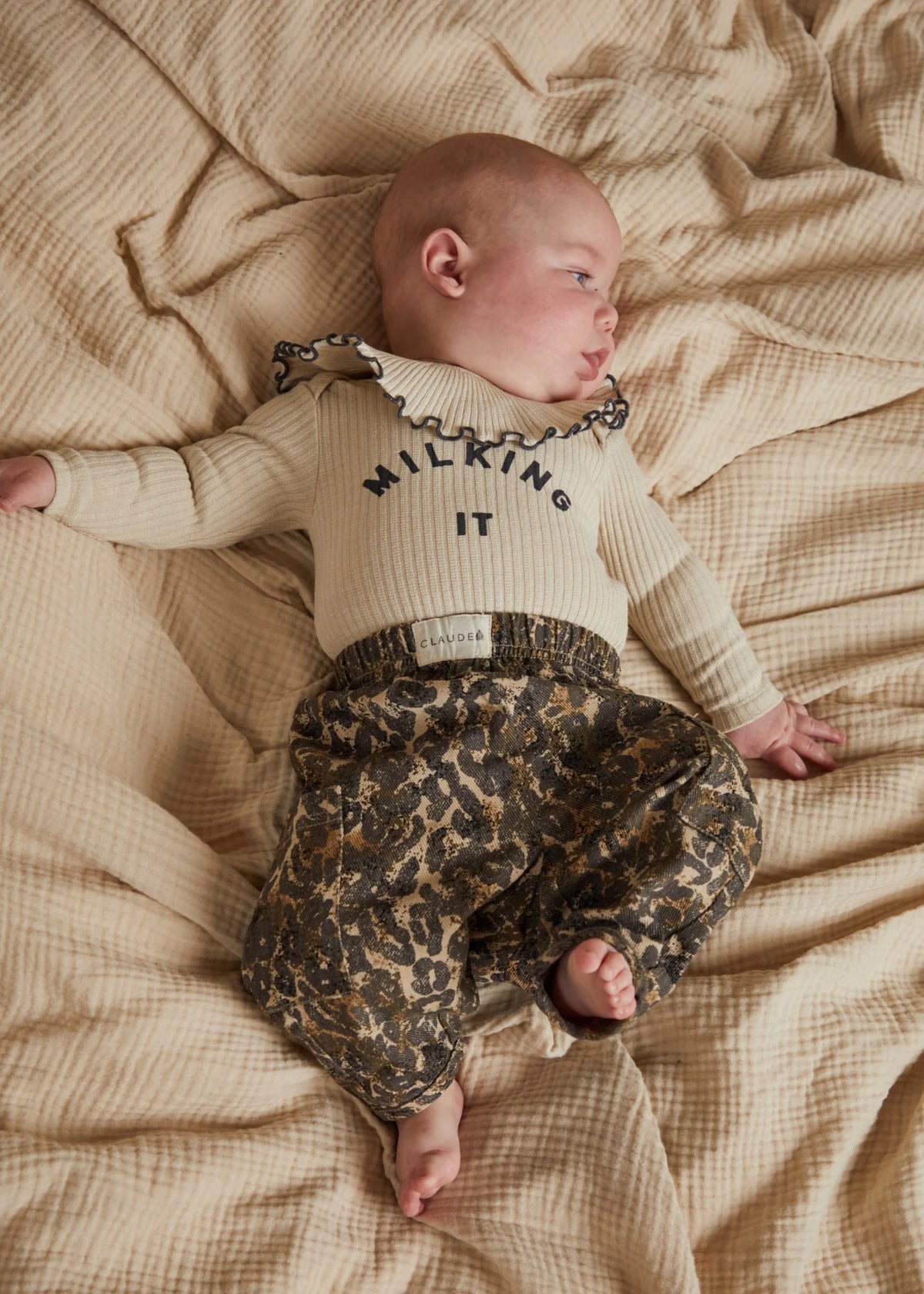 Emerson Leopard Trouser – Oversized Hose mit Leoprint – 100% Bio-Baumwolle – Claude & Co
