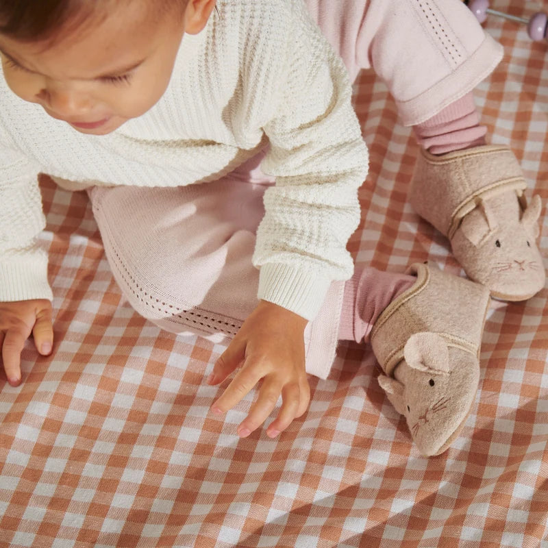 Mouse Wool Slippers – Wool kids slippers with suede sole – MELTON: close-up of a child wearing the slippers.