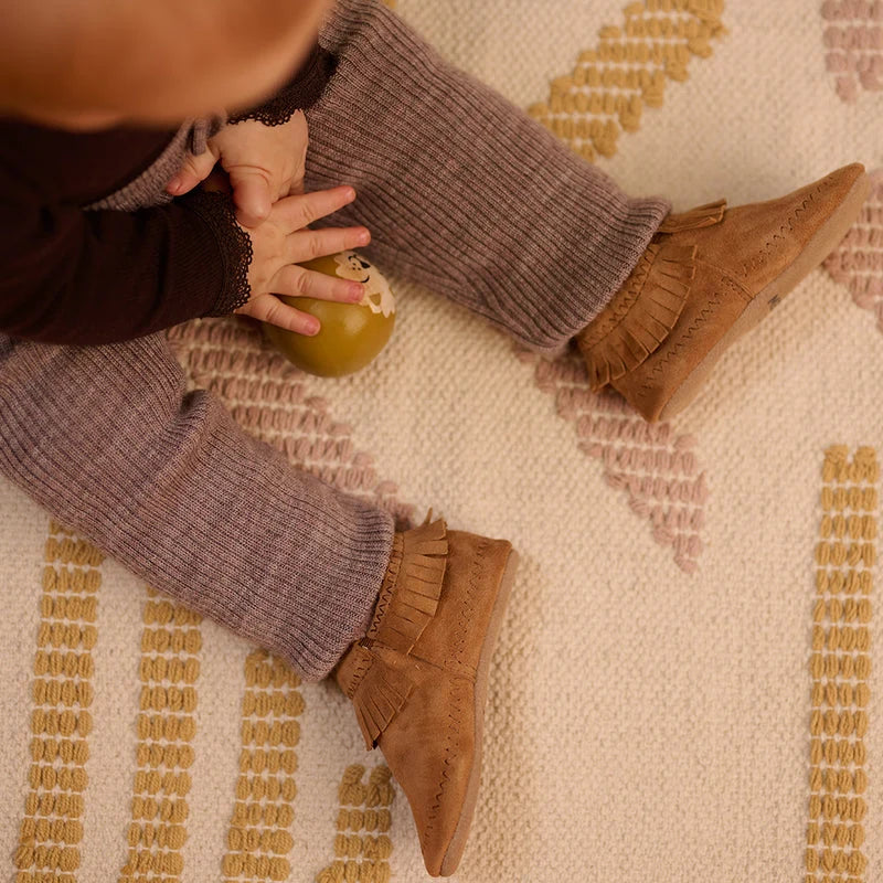 Moccasin Suede Slippers – Leather baby booties with suede non-slip sole – MELTON: close-up of baby booties on a child's feet.