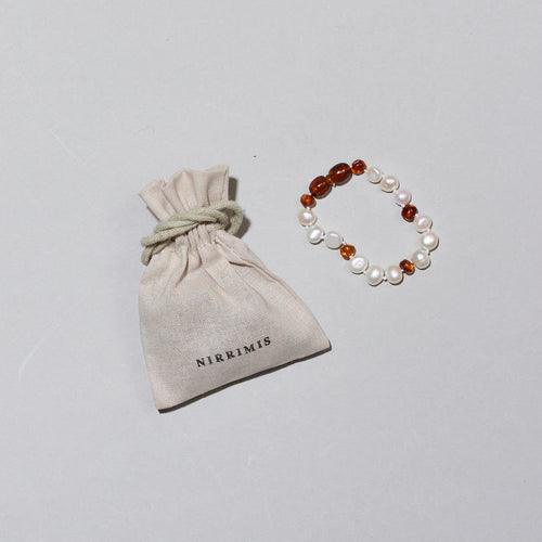 Barnsteen en parel armband - Pearly Caramel - 14 cm - Nirrimis - productfoto