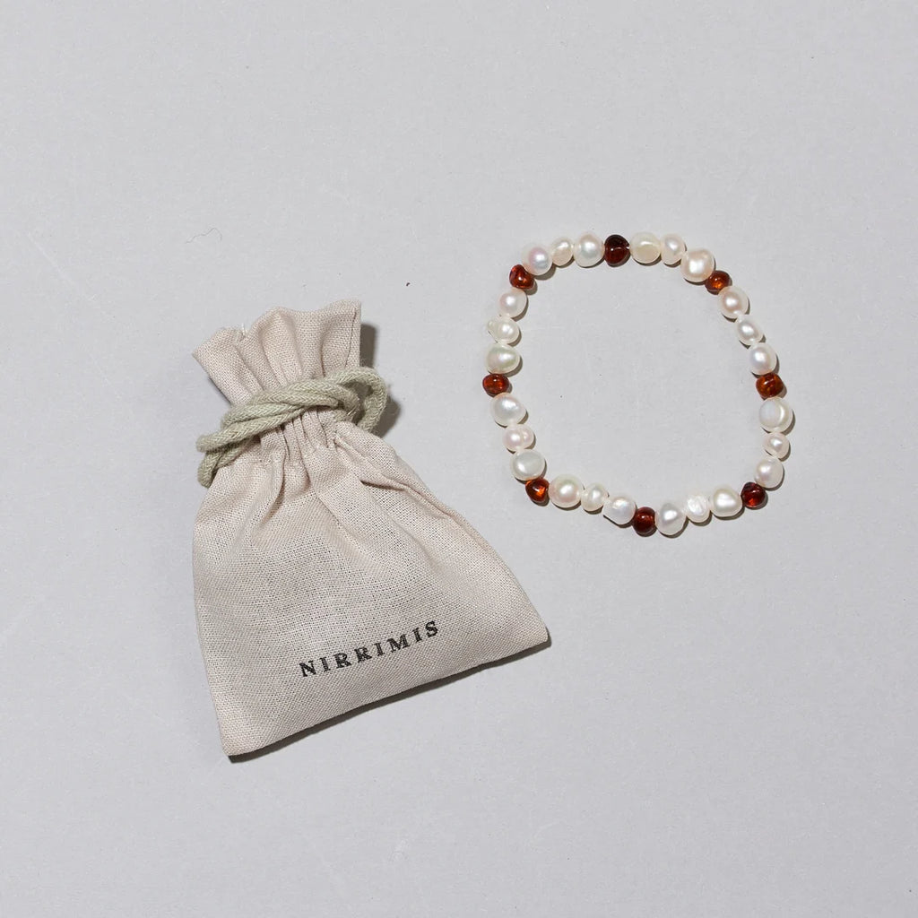 Pearly Caramel Bracelet – Damesarmband met zoetwaterparels en karamelkleurig barnsteen – Nirrimis