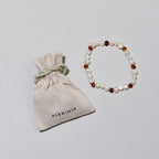 Pearly Caramel Bracelet – Damesarmband met zoetwaterparels en karamelkleurig barnsteen – Nirrimis