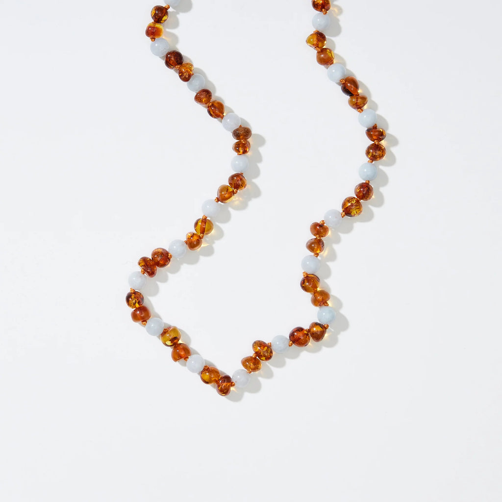 Regn Adult Necklace – Damenhalskette aus Caramel-Bernstein und blauem Aquamarin – Nirrimis