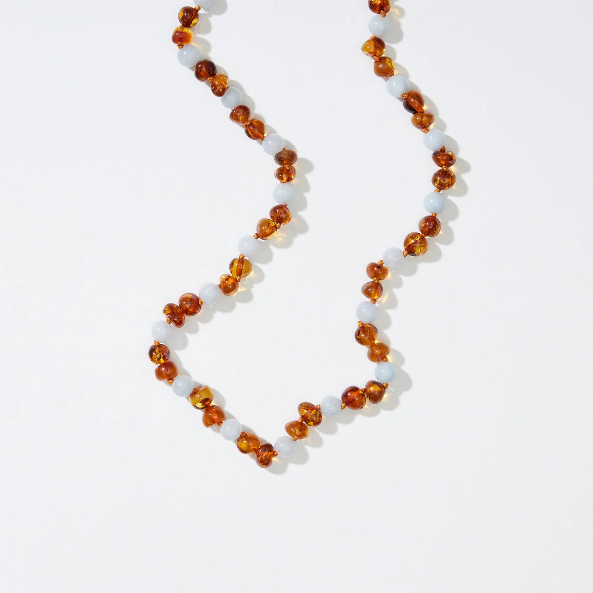 Regn Adult Necklace – Collier femme en ambre caramel et aigue-marine bleue – Nirrimis