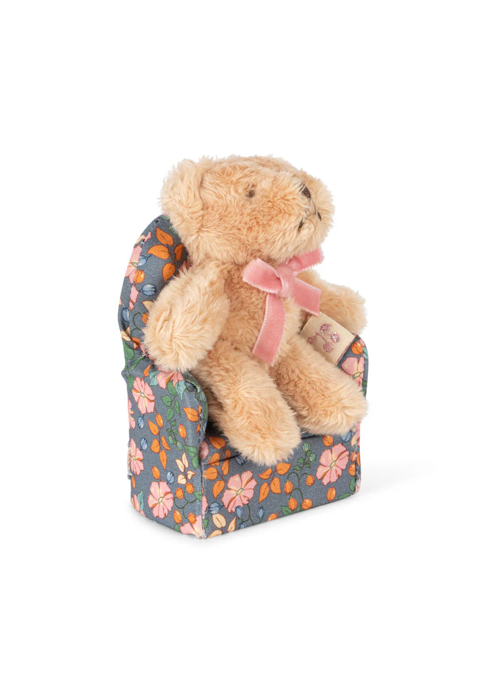 Oda the Tiny Teddy - Mini Knuffelbeer In Doosje - Konges Sløjd - beertje op stoel