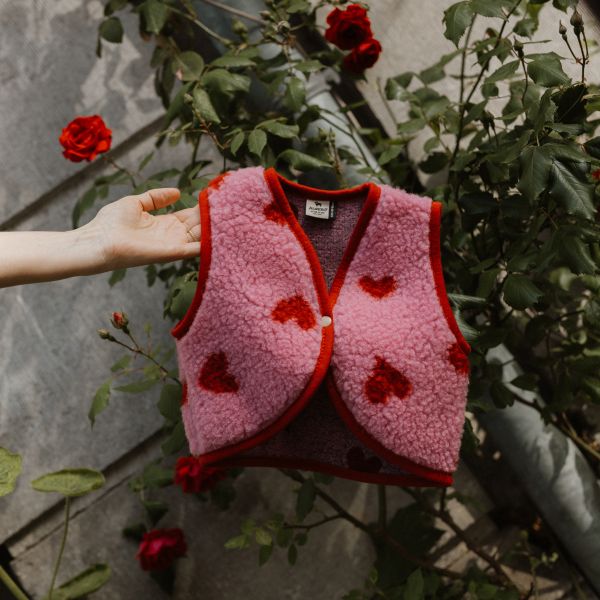 Alwero X Salty – Lulu Baby Gilet – Bubble Gum Heart – Wol