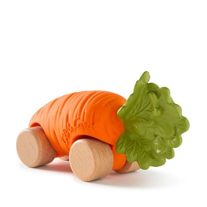 Speelgoedauto Cathy the Carrot met garage & racebaan - 0+ jaar - Natuurrubber & FSC-hout - Oli&Carol