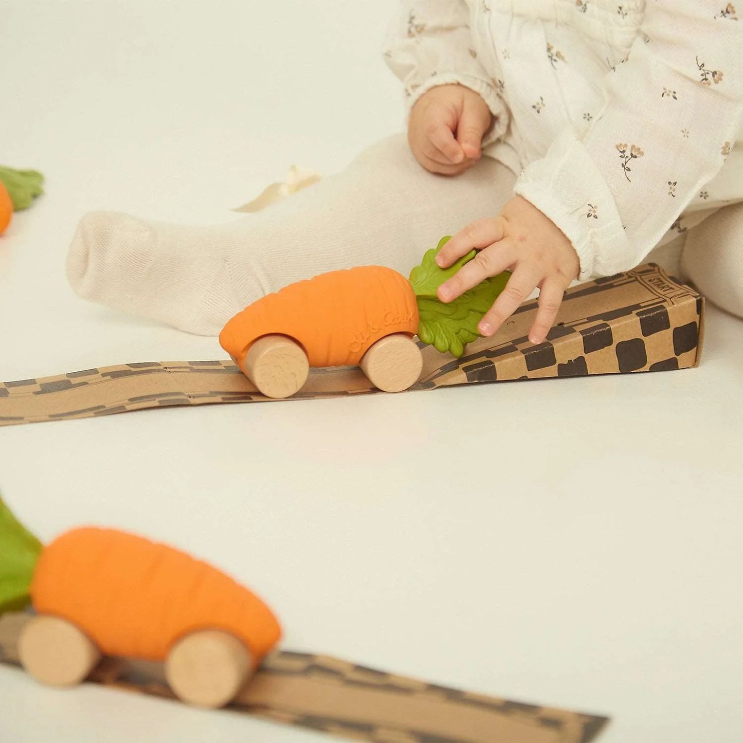 Speelgoedauto Cathy the Carrot met garage & racebaan - 0+ jaar - Natuurrubber & FSC-hout - Oli&Carol