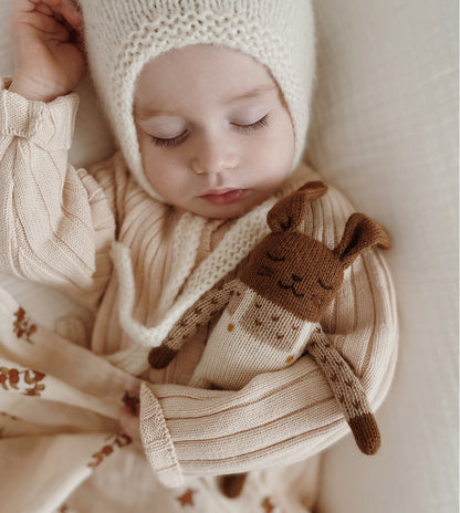 Gebreid knuffel konijntje - Ecru overalls - Alpaca wol - Main Sauvage