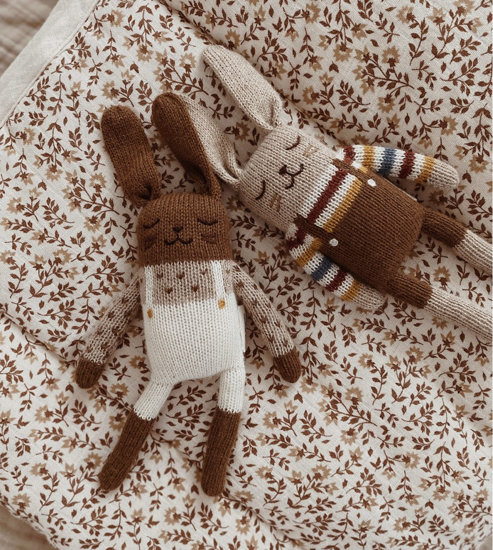 Gebreid knuffel konijntje - Rainbow sweater - Alpaca wol - Main Sauvage - productfoto - afbeelding 2