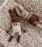 Gebreid knuffel konijntje - Rainbow sweater - Alpaca wol - Main Sauvage - productfoto - afbeelding 2