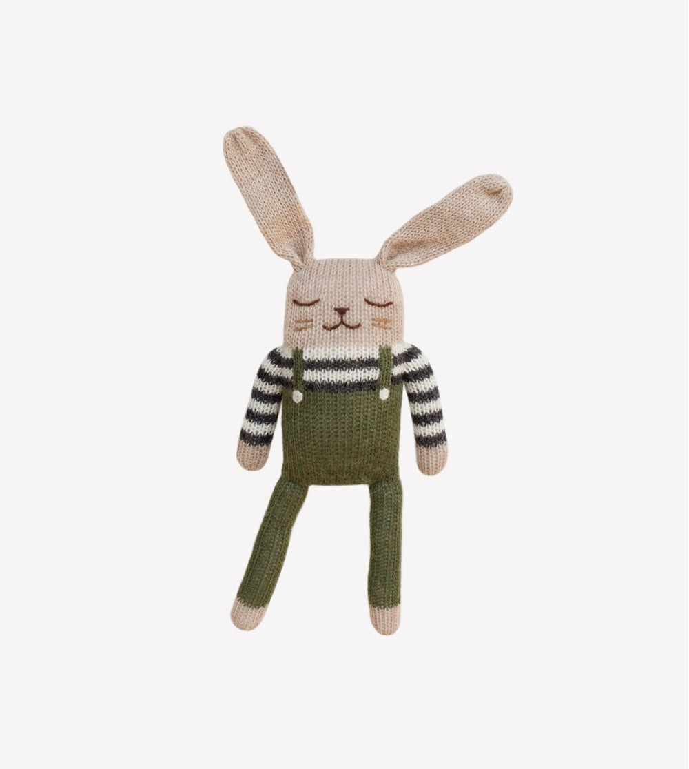 Gebreid knuffel konijntje - Olijfgroene overall - Alpaca wol - Main Sauvage x Organic Zoo