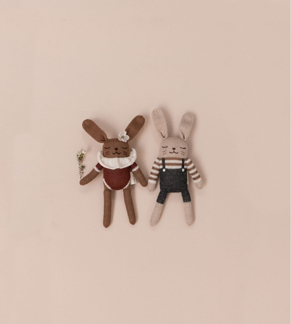 Gebreid knuffel konijntje - Sienna bodysuit - Alpaca wol - Main Sauvage - productfoto