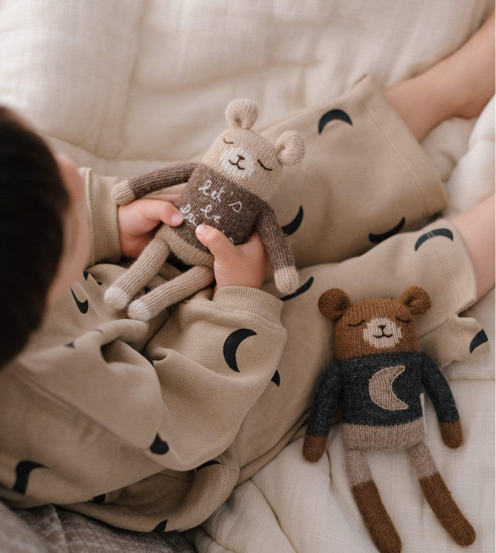 Gebreid knuffel beertje - 'Lets be friends' teddy - Alpaca wol - Main Sauvage x Organic Zoo - productfoto - afbeelding 4