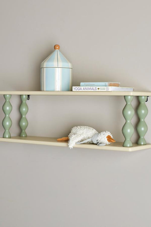 Bibiola Shelf Multi – Bloomingville MINI : étagère murale fixée au mur avec des livres et une petite lampe.