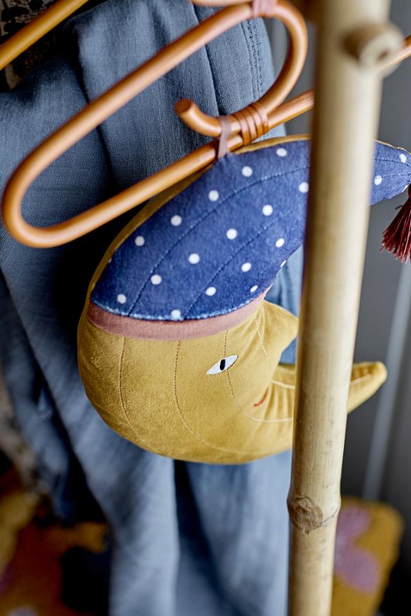 Aranya Hanger Nature – Bloomingville MINI : détail d'un cintre sur un portant à vêtements en bois.