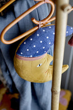 Aranya Hanger Nature – Bloomingville MINI : détail d'un cintre sur un portant à vêtements en bois.