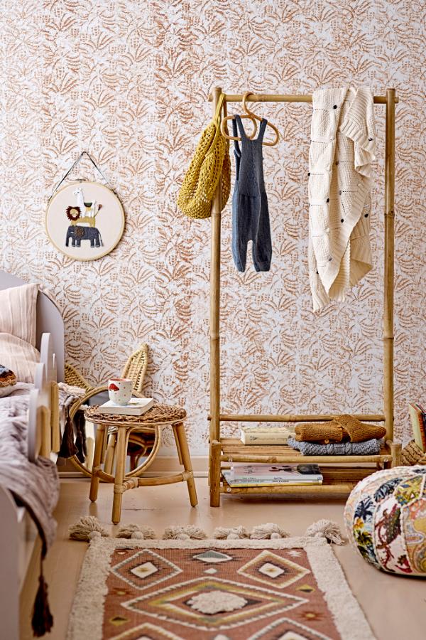 Aranya Hanger Nature – Bloomingville MINI : cintres sur un portant en bois dans la chambre d'enfant.