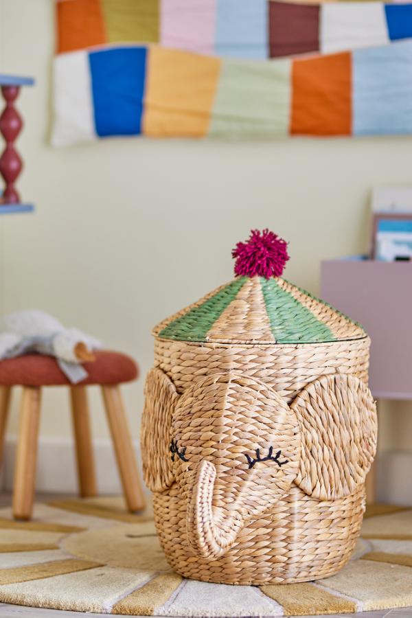 Bobo Basket Nature – Olifant opbergmand met deksel – Bloomingville MINI: mand met olifantengezicht naast een kinderbed.