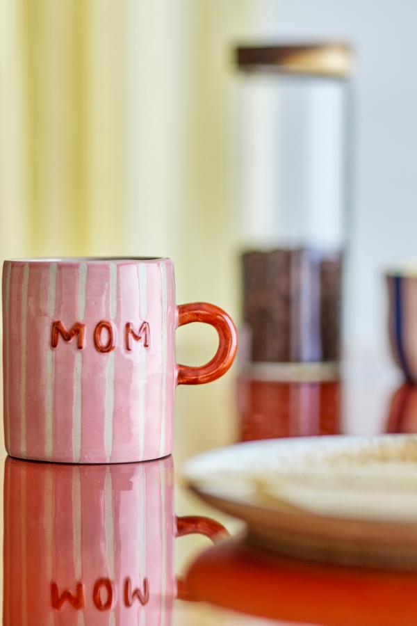 Cherish Mug Rose – Bloomingville: roze Mom-mok op een tafel.