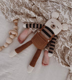 Grote beer knuffel - Large Teddy - Ecru overall - Alpaca wol - Main Sauvage - productfoto - afbeelding 4