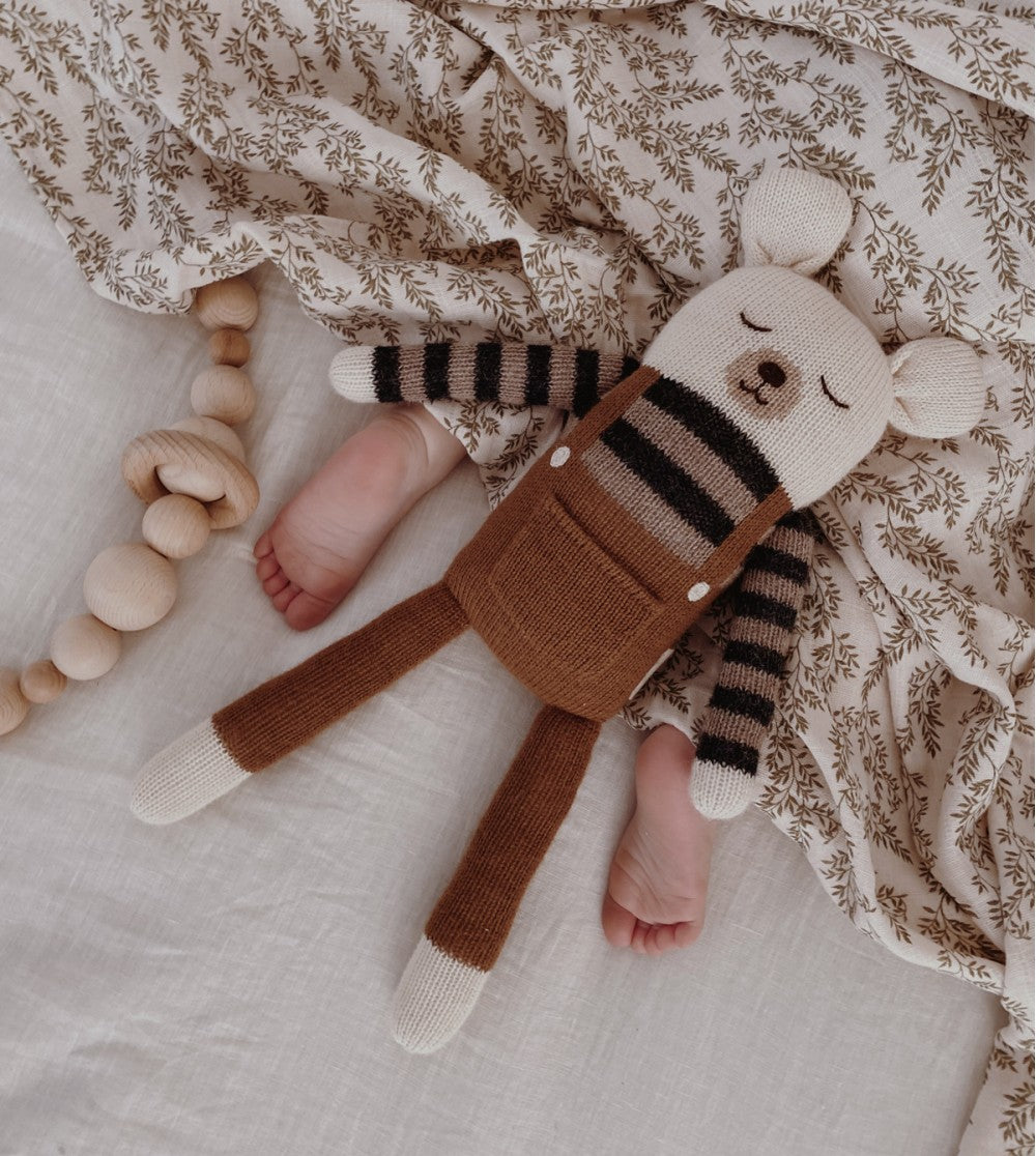 Grote beer knuffel - Large Teddy - Ecru overall - Alpaca wol - Main Sauvage - productfoto - afbeelding 4