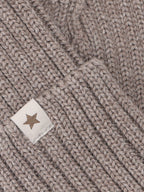 Beanie van merino wol - HUTTEliHUT close up