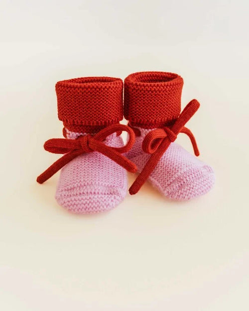 Booties – Chaussons pour bébé – HVID : chaussons tricotés rouge rosé à nouer.
