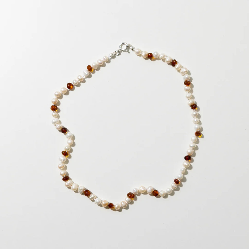 Pearly Caramel Adult Necklace – Women's necklace with freshwater pearls and caramel amber – Nirrimis