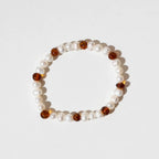 Pearly Caramel Bracelet – Damesarmband met zoetwaterparels en karamelkleurig barnsteen – Nirrimis