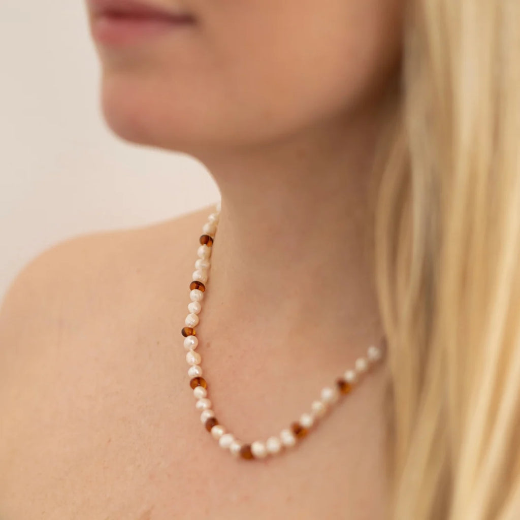 Pearly Caramel Adult Necklace – Women's necklace with freshwater pearls and caramel amber – Nirrimis