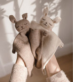 Gebreid knuffeldoekje - Alpaca wol - Bunny/Konijn - Sand - Main Sauvage - productfoto - afbeelding 2