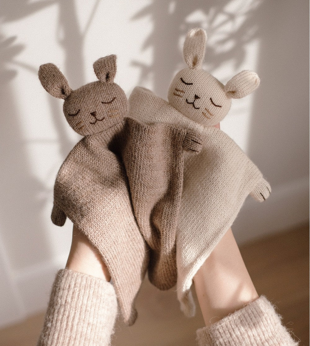 Gebreid knuffeldoekje - Alpaca wol - Bunny/Konijn - Sand - Main Sauvage - productfoto - afbeelding 2