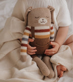 Großer Kuschelhase Romy Rainbow Sweater – 100% Baby-Alpaka – Main Sauvage