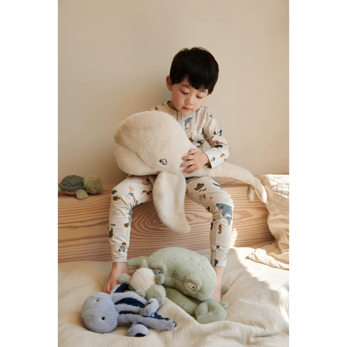 Walvis knuffel - Berto whale teddy XXL - 42cm -  Gerecycled polyester - Liewoodr - sfeerfoto
