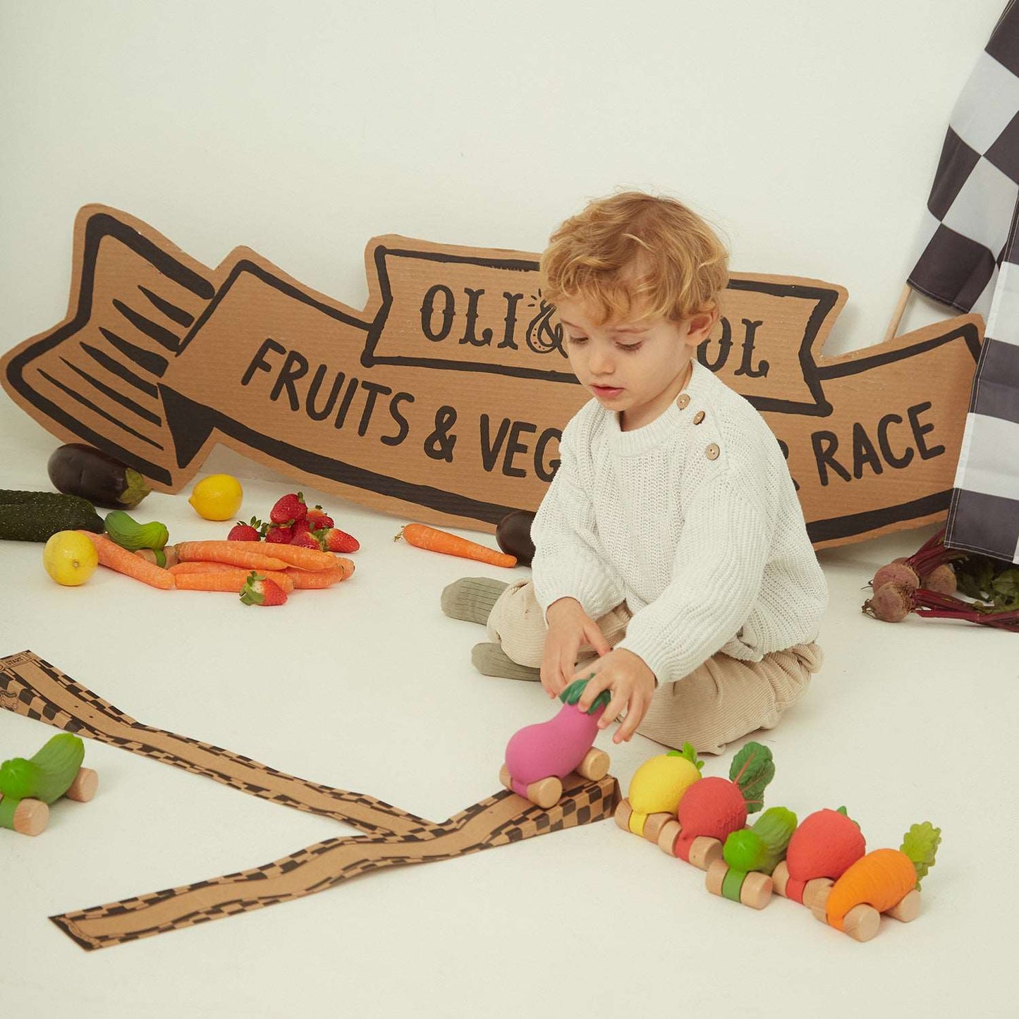 Speelgoedauto Cathy the Carrot met garage & racebaan - 0+ jaar - Natuurrubber & FSC-hout - Oli&Carol