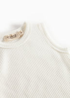 MarMar Copenhagen Rula Modal Sleeveless Romper  Ribbed Mouwloze Baby Romper TENCEL™ Modal en Biologisch Katoen close up bovenant gentle white