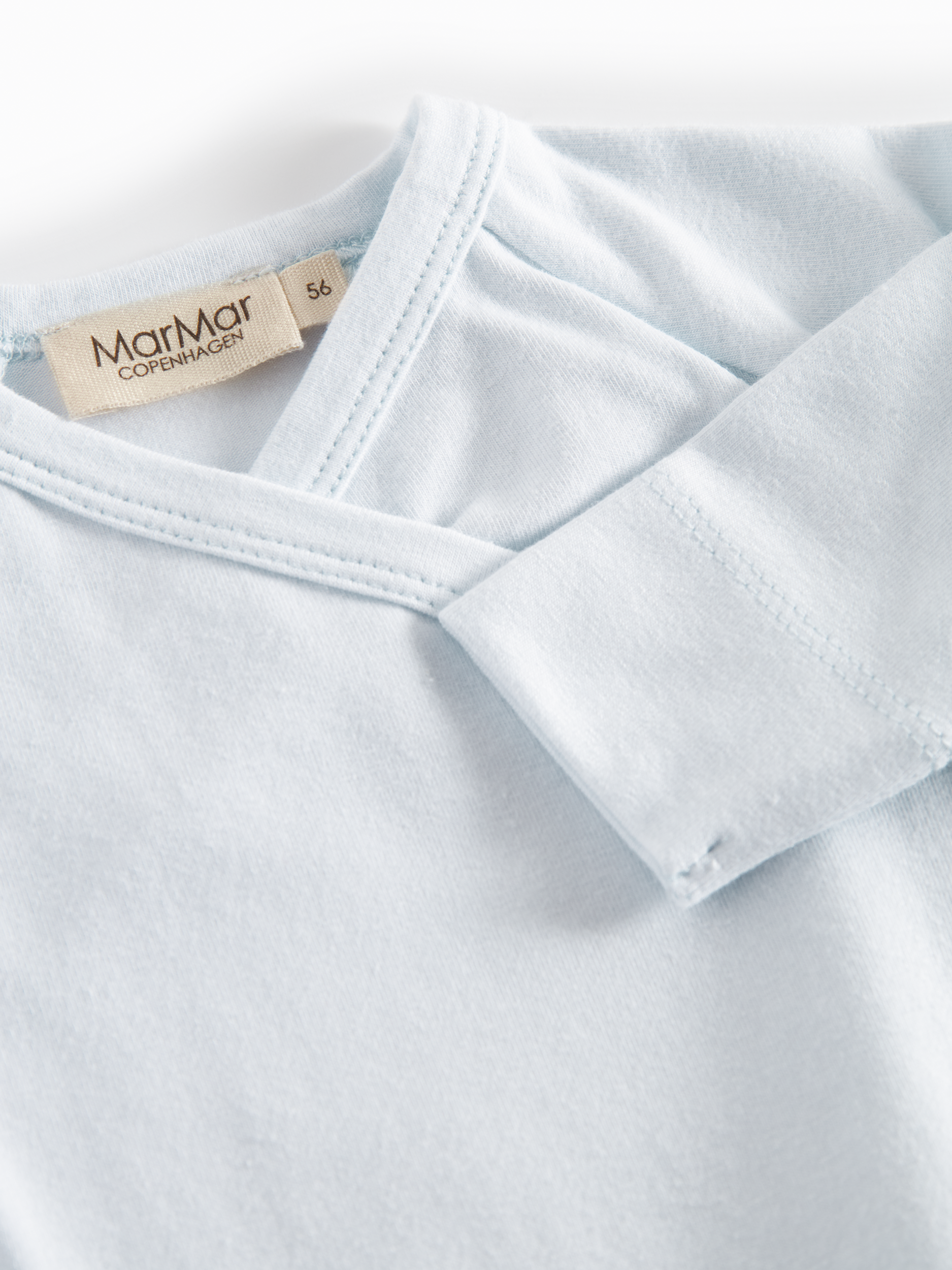 MarMar Copenhagen Rula Modal Overslag Boxpak Zacht Baby Jumpsuit met Wikkelsluiting TENCEL™ Modal & Biologisch Katoen close up light blue