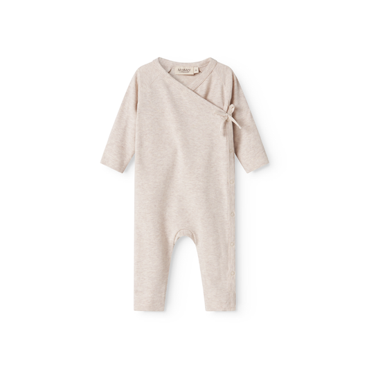 MarMar Copenhagen Rula Modal Overslag Boxpak Zacht Baby Jumpsuit met Wikkelsluiting TENCEL™ Modal & Biologisch Katoen beige melange