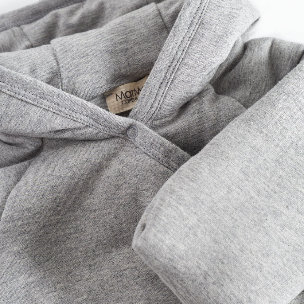 MarMar Copenhagen Rex Modal Baby Jumpsuit – Warm Padded Boxpak met Capuchon & Omvouwbare Handjes/Voetjes light grey melange grijs bovenkant overslag