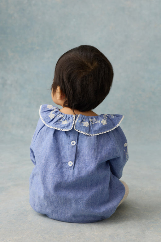 Combinaison Ilani – Light Blue Denim – 100 % coton biologique – Louise Misha