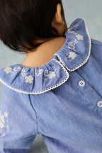 Combinaison Ilani – Light Blue Denim – 100 % coton biologique – Louise Misha