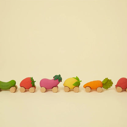 Speelgoedauto Sweetie the Strawberry met garage & racebaan - 0+ jaar - Natuurrubber & FSC-hout - Oli&Carol