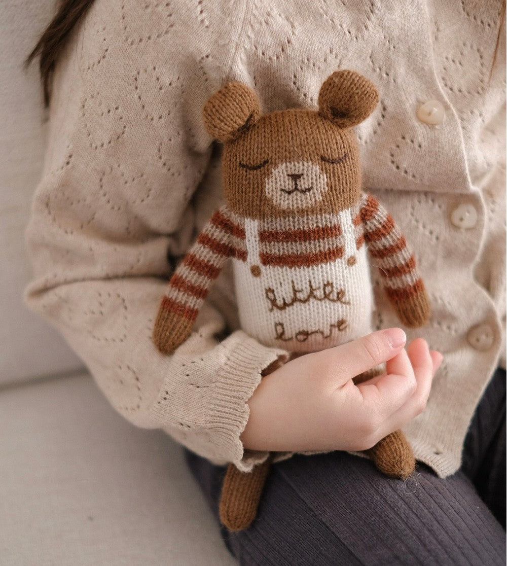 Gestrickter Kuschelbär/Teddy – Little Love – Alpakawolle – Main Sauvage