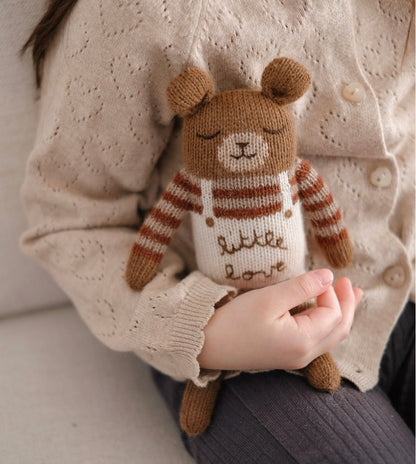 Gestrickter Kuschelbär/Teddy – Little Love – Alpakawolle – Main Sauvage