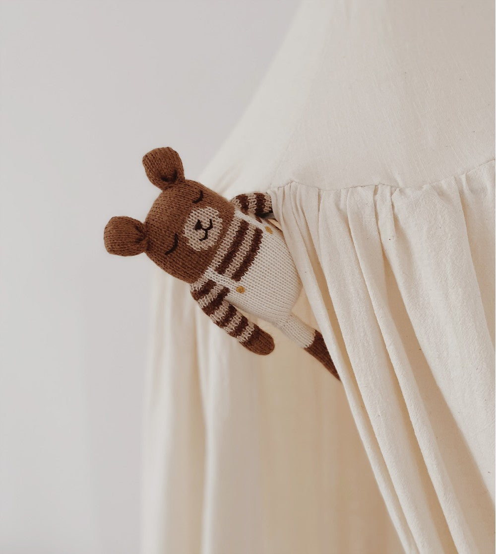 Gestrickter Kuschelbär/Teddy – Ecru-Overalls – Alpakawolle – Main Sauvage