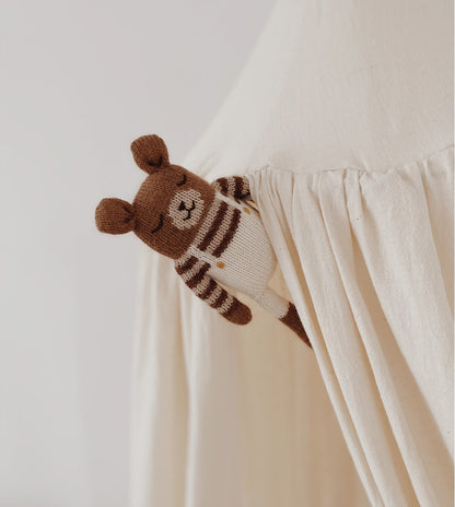 Gestrickter Kuschelbär/Teddy – Ecru-Overalls – Alpakawolle – Main Sauvage